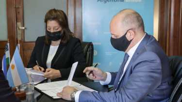 La gobernadora Arabela Carreras firmó los dos convenios con el ministro de Transporte de Nación.  Foto: gentileza