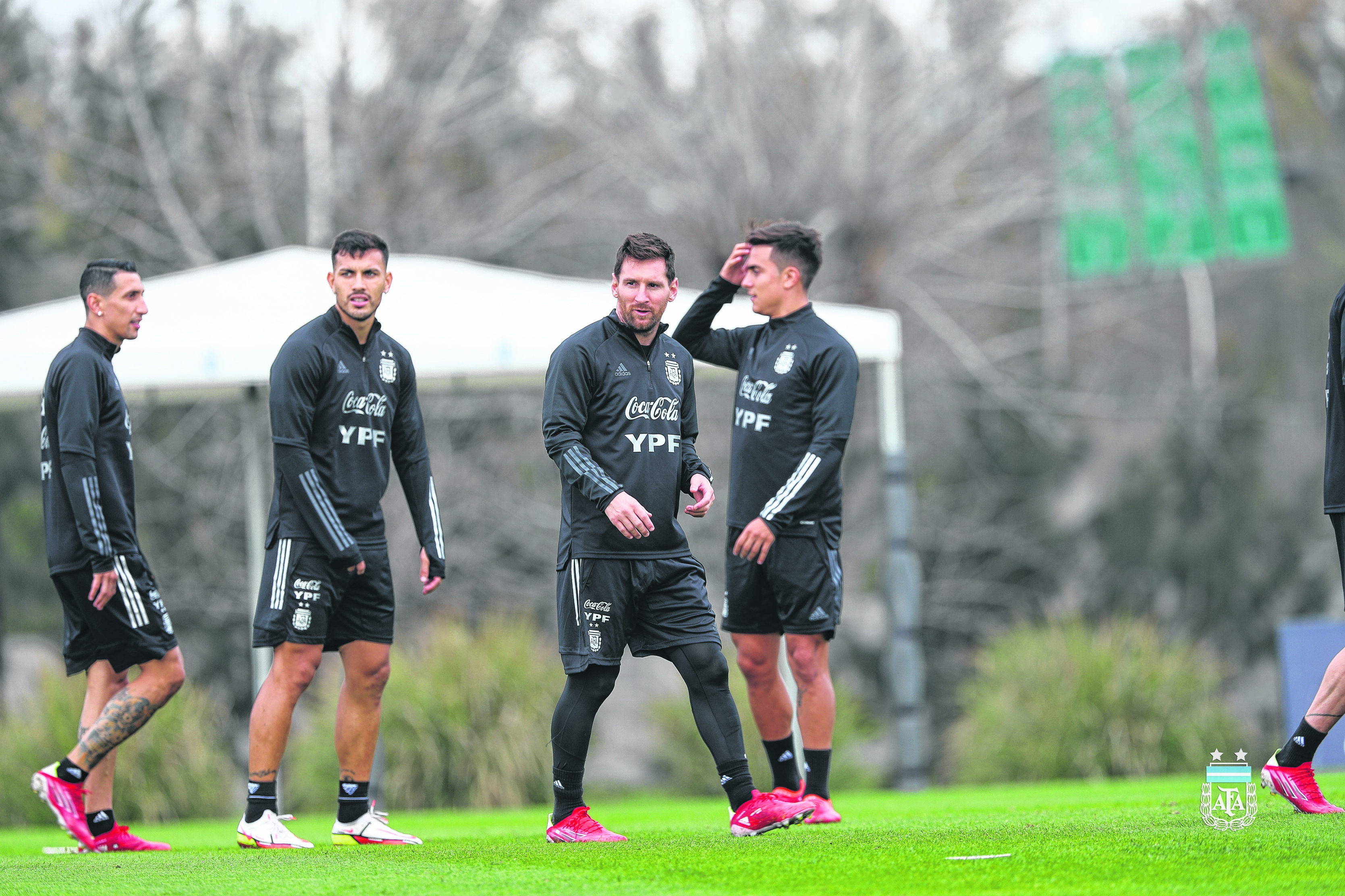 Ángel Di María, Leandro Paredes, Lionel Messi y Paulo Dybala en el entrenamiento del lunes. Foto: AFA-Selección 