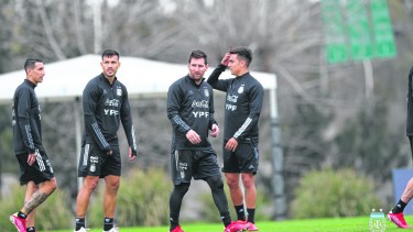 Ángel Di María, Leandro Paredes, Lionel Messi y Paulo Dybala en el entrenamiento del lunes. Foto: AFA-Selección 