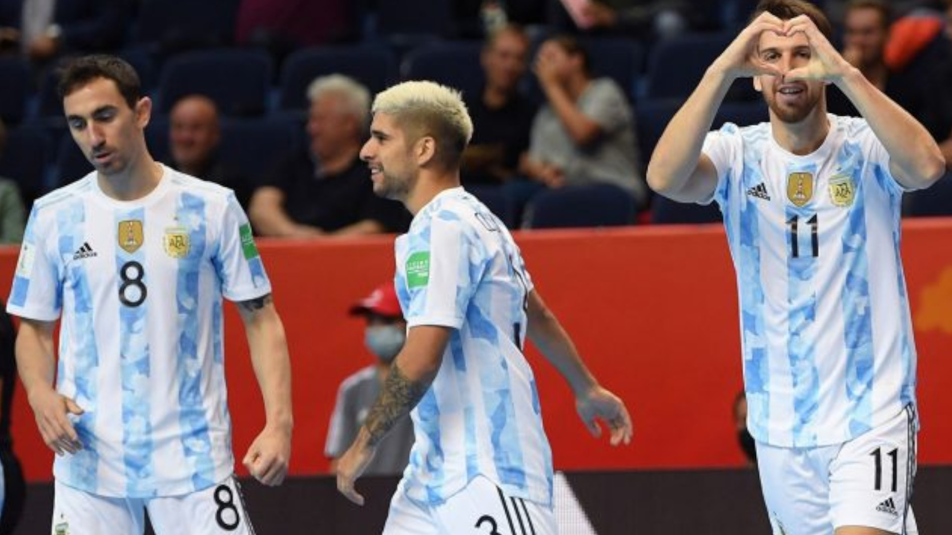 Argentina goleó a Paraguay y se metió entre los ochos mejores del Mundo.