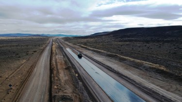 La empresa Equimac realiza trabajos de imprimación entre Jacobacci y Clemente Onelli. Foto: gentileza. 