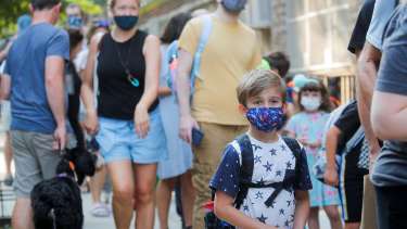 Un nene con tapabocas para ir a al escuela en Nueva York. (Foto: REUTERS/Brendan McDermid)