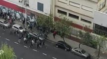 Imagen de Barras de Independiente se enfrentaron a los tiros a metros de la sede del club