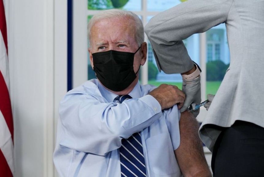 Biden dijo que el 77% de los estadounidenses fueron vacunados pero indicó que eso no es suficiente.