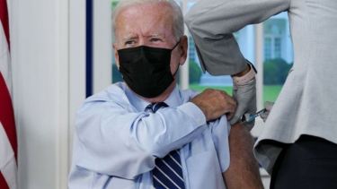 Biden dijo que el 77% de los estadounidenses fueron vacunados pero indicó que eso no es suficiente.
