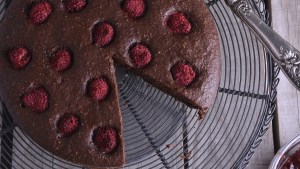 Audio receta de bizcochuelo de chocolate y frambuesa sin gluten y vegano