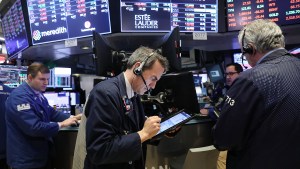 Efecto PASO: las acciones argentinas en Nueva York saltan hasta el 15%