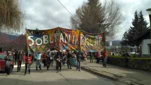 Marcharon en El Bolsón contra una urbanización en el cerro Perito Moreno