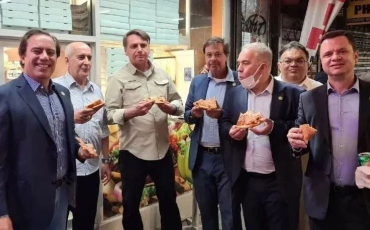 Jair Bolsonaro y su equipo, comienzo pizza en las calles de Nueva York.