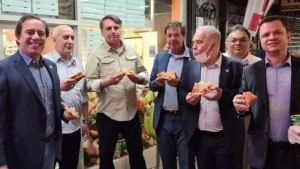 Sin certificado de vacunación, Bolsonaro tuvo que comer pizza en la vereda en Nueva York