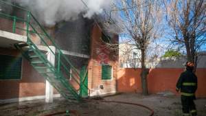 Se incendió un departamento en un complejo ubicado en Roca