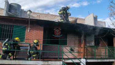 Dos móviles de los Bomberos Voluntarios de Roca pudieron apagar las llamas de este incendio (Foto Gentileza)