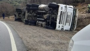 Un camión chileno perdió el control y volcó cerca del Paso Samoré