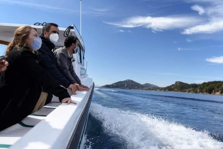El ministro de Ambiente, Juan Cabandié, observó la costa desde una embarcación de Parques. Foto: gentileza