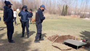 Despidieron con honores a «Héctor», un perro callejero que acompañó a la policía, en Roca