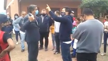 El gobernador fue increpado por un grupo de docentes.