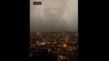 La tormenta cubrió Estambul, por lo que las imágenes fueron tomadas por miles de personas.-