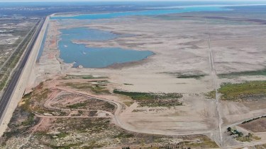 La presa Casa de Piedra, con sus casi 11 kilómetros de extensión, regula, como puede, el caudal del río Colorado.