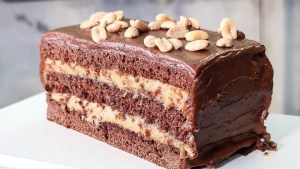 Esta torta de cerveza negra la rompe