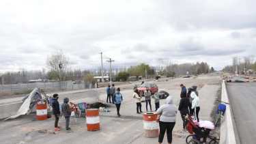 Los vecinos comenzaron el corte ayer por la mañana.Foto Florencia Salto