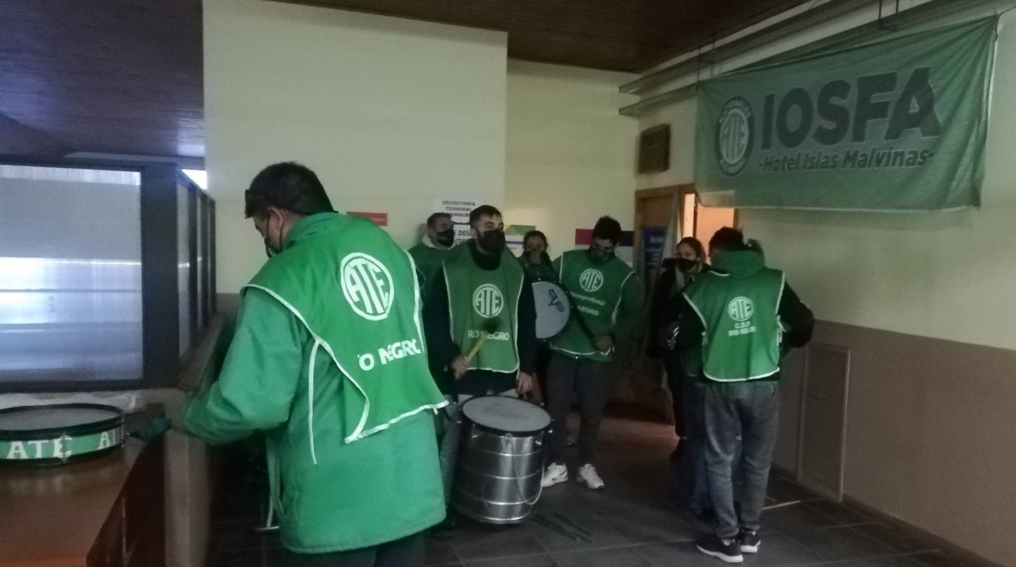 La movilización se lleva a cabo en el primer piso de la terminal de Bariloche. Foto: gentileza