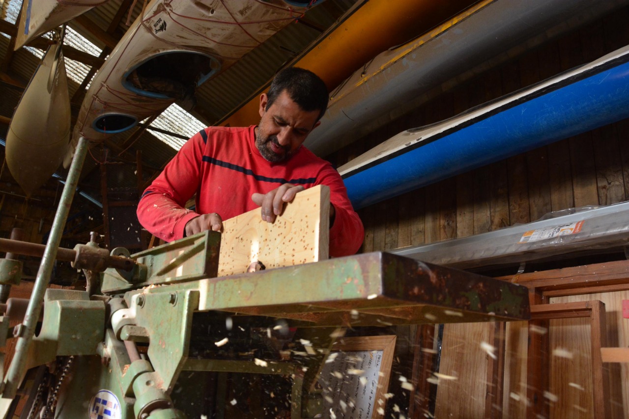 Empezó como un pasatiempo y hoy la carpintería es una de las actividades centrales del exdeportista. Foto: Marcelo Ochoa.