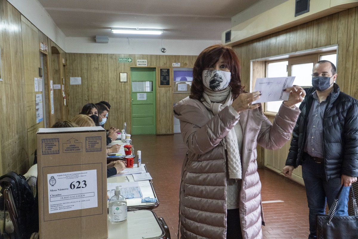 La vicepresidenta Cristina Fernández de Kirchner votó minutos antes de las 12:30 en la mesa 623 de la Escuela Primaria N° 19 "Comandante Luis Piedra Buena" en Río Gallegos, provincia de Santa Cruz.