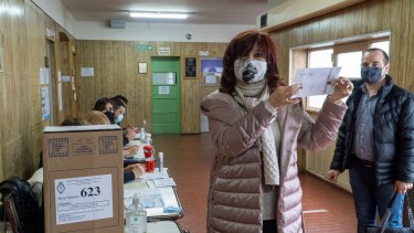 La vicepresidenta Cristina Fernández de Kirchner votó minutos antes de las 12:30 en la mesa 623 de la Escuela Primaria N° 19 "Comandante Luis Piedra Buena" en Río Gallegos, provincia de Santa Cruz.