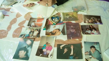 La cotidianedidad: cumpleaños, trabajos, retratos, familias de una comunidad cuya expectativa de vida promedio no supera los 40 años. Foto: Luis Barros.