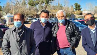 El gobernador Gutiérrez llegó a Plaza Huincul para respaldar al sindicato petrolero (Foto: Andrea Vazquez)