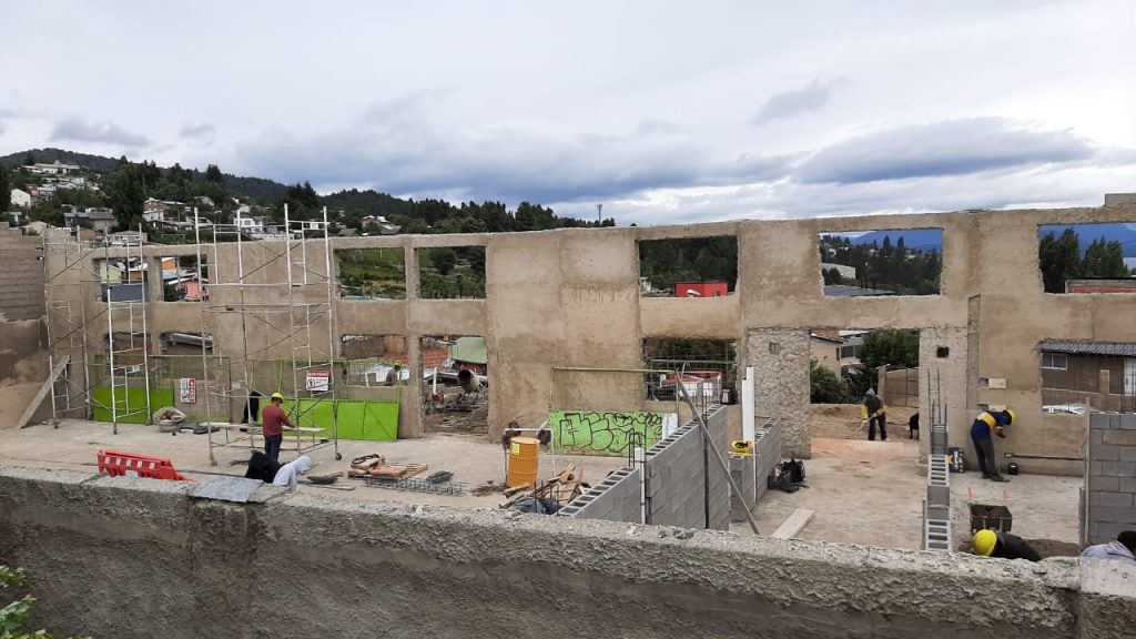 El edificio del barrio Alborada de Bariloche fue solventado con aportes del contrato del cerro Catedral. Foto: Municipalidad de Bariloche