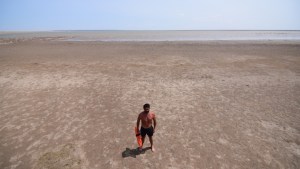Sequía del río Colorado: la historia del guardavida que se quedó sin lago