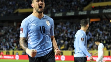 De Arrascaeta marcó un doblete para el conjunto uruguayo, que llegó a 12 puntos. 