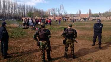 Efectivos del COER y autoridades policiales en la toma de tierras de Allen. Foto: Juan Thomes