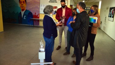 Las autoridades de Educación en la recorrida por CEM N° 18. Foto: Marcelo Ochoa. 