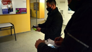 Técnicos de Educación midieron los niveles de dióxido de carbono. Foto: Marcelo Ochoa. 