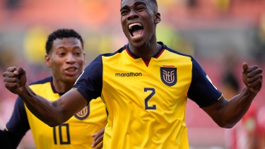 Felix Torres festeja el primer gol en la victoria sobre Paraguay. Con el 2-0, Ecuador llegó a 12 puntos. 