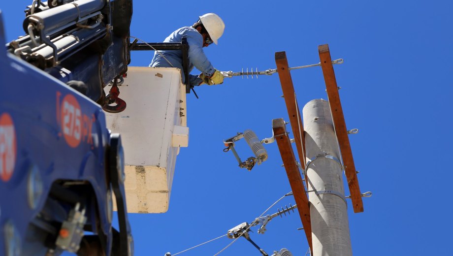 Operarios de Edersa realizan el mantenimiento de líneas eléctricas en la zona céntrica de Villa Regina