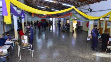 Cerca de un 45% del padrón ya votó en las escuelas de Regina. (Foto Néstor Salas)