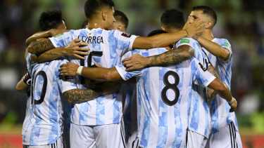Un abrazo de todos. Con Acuña (8) en el festejo, los jugadores argentinos celebran el segundo gol de la selección. 