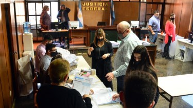 El escrutinio se puso en marcha en la tarde del martes. Foto: Marcelo Ochoa.
