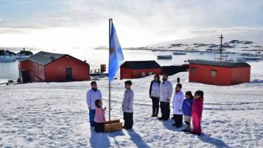 La escuela Nº38 "Presidente Raúl Alfonsín" se encuentra en la base antártica Esperanza y depende del gobierno de la provincia de Tierra del Fuego.