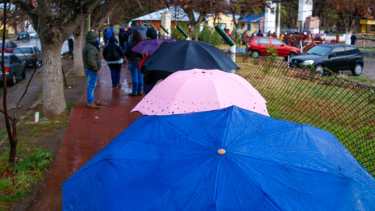 El pronóstico de lluvias no impidió que los vecinos sigan esperando su segunda dosis de Sputnik. Fotos: Juan Thomes