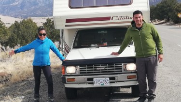 Natalia y Diego en el Parque Nacional y Reserva Grandes Dunas de Arena en abril del 2019. Durante el viaje trabajaron de mozos, limpiando casas y vendiendo artesanías. Hoy lo hacen en un campo en Wadena, Canadá. @americaprofunda