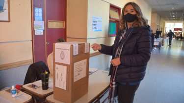 Maria Eugenia Ferrarezo emitiendo su voto.Foto Yamil Regules