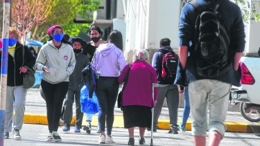 Las personas adultas y los niños son los más reacios a guardar el barbijo en un cajón, cuando salen a la calle.