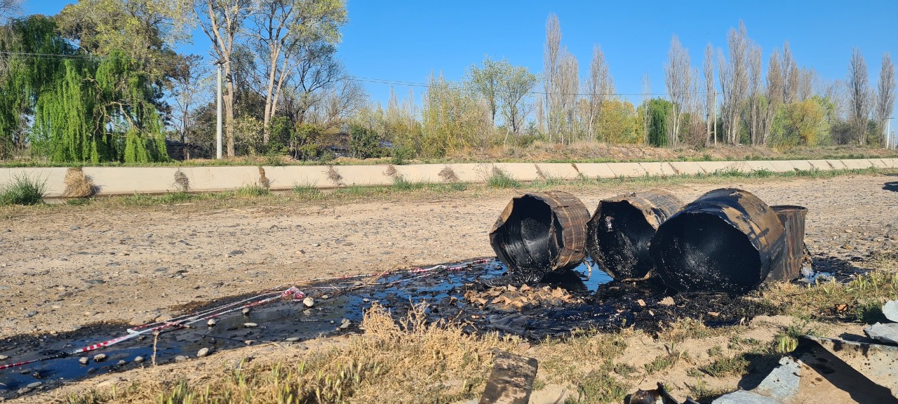 Trabajadores del DPA retiraron con máquinas excavadoras, los restos de fuel oil encontrados a orillas del canal grande de Roca (Foto: Gentileza)