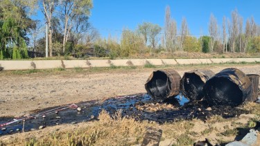 Trabajadores del DPA retiraron con máquinas excavadoras, los restos de fuel oil encontrados a orillas del canal grande de Roca (Foto: Gentileza)