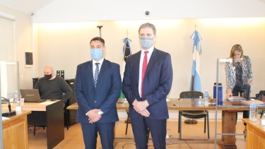 Víctor Gangarrosa (a la izquierda) junto al presidente del STJ Ricardo Apcarián tras haber sido designado juez de garantías de Bariloche. (Foto gentileza)