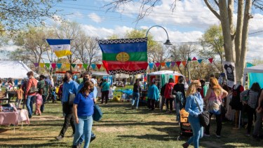La Giraferia de Roca es una asociación de feriantes de diversos rubros que tienen su muestra permanente en Gelonch y Misiones en Roca (Foto Juan Thomes)